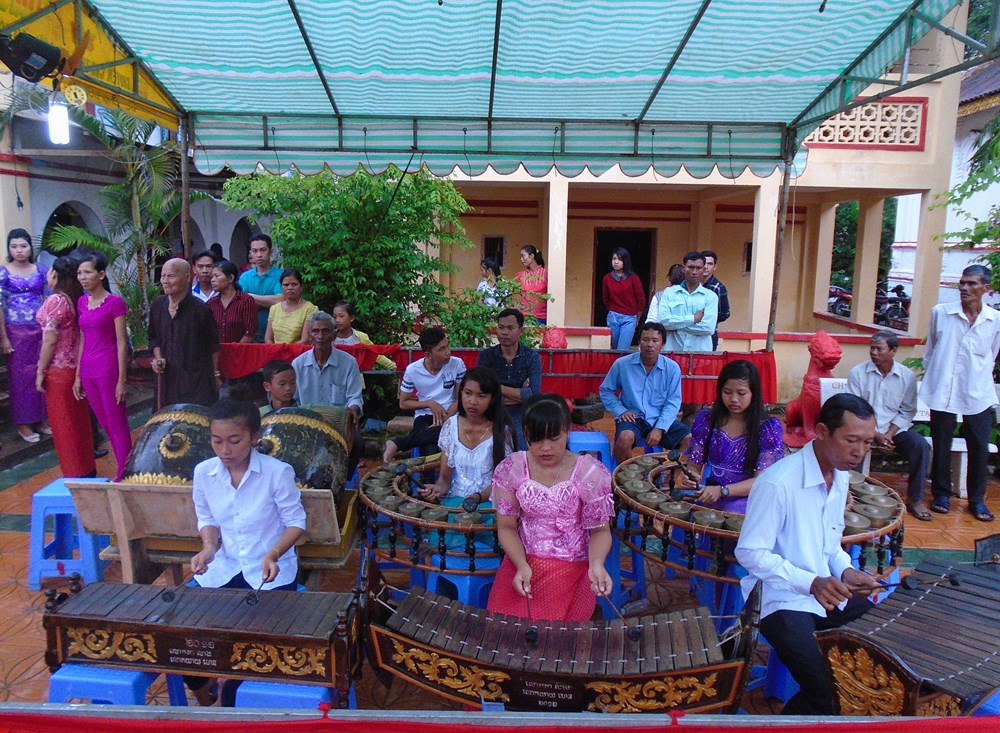 Đồng bào Khmer vui đón lễ “Sene Đôn Ta” đầm ấm - ảnh 1