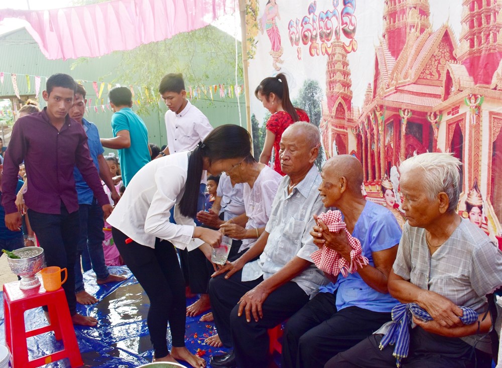 Đồng bào Khmer vui đón lễ “Sene Đôn Ta” đầm ấm - ảnh 3