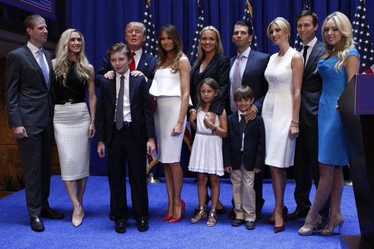 Khối tài sản gia đình ông Trump tăng gấp đôi trong 1 năm - ảnh 1