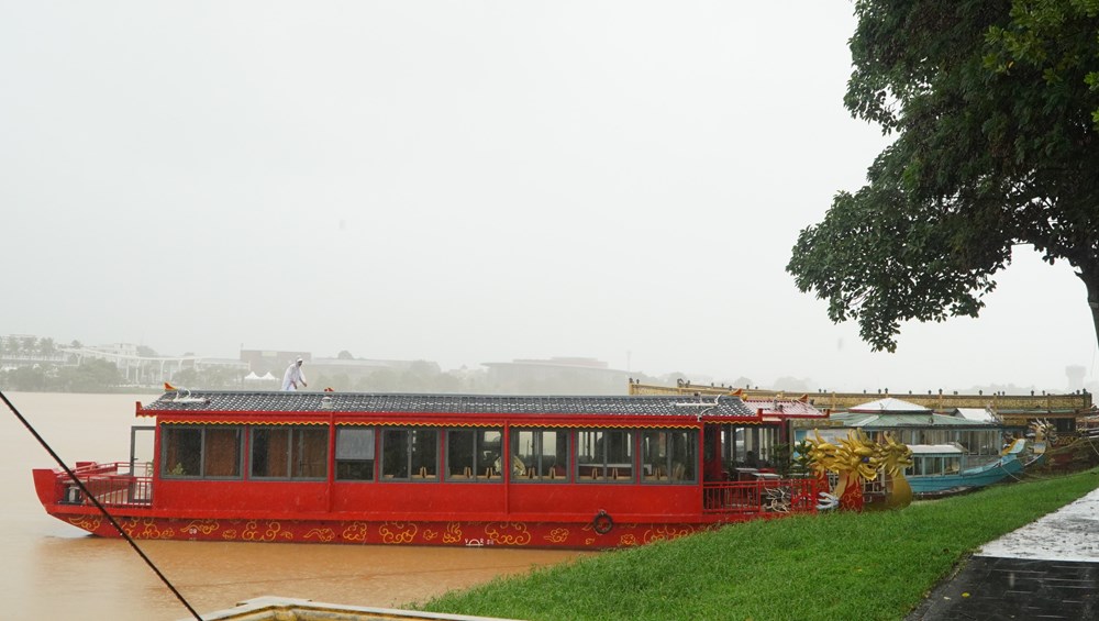 Miền Trung “oằn mình” ứng phó với cơn bão số 10 - ảnh 4