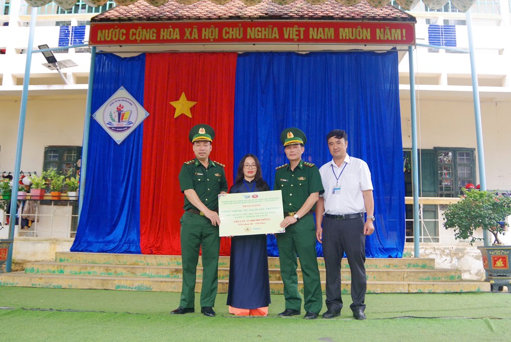 “Tủ sách yêu thương” nơi ngã ba biên giới Bờ Y - ảnh 1