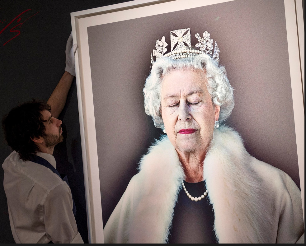 Tranh chấp quyền tác giả quanh loạt chân dung nổi tiếng của Nữ hoàng Elizabeth II - ảnh 1