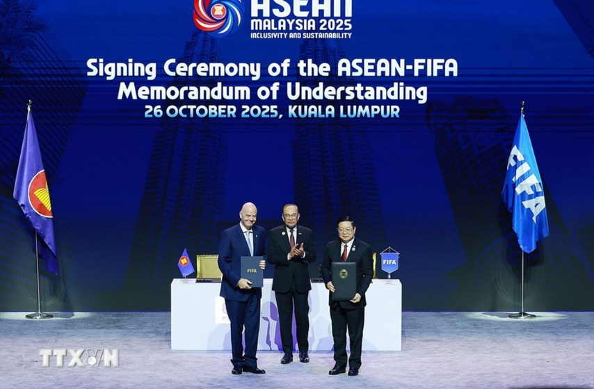 Thủ tướng Phạm Minh Chính chứng kiến Lễ ký Bản ghi nhớ hợp tác ASEAN-FIFA trong khuôn khổ Hội nghị cấp cao ASEAN 47 - ảnh 2