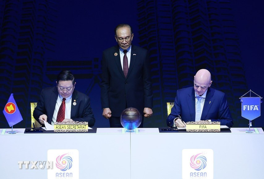 Thủ tướng Phạm Minh Chính chứng kiến Lễ ký Bản ghi nhớ hợp tác ASEAN-FIFA trong khuôn khổ Hội nghị cấp cao ASEAN 47 - ảnh 3