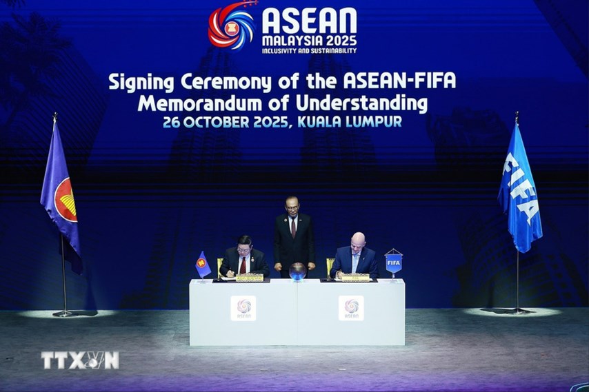 Thủ tướng Phạm Minh Chính chứng kiến Lễ ký Bản ghi nhớ hợp tác ASEAN-FIFA trong khuôn khổ Hội nghị cấp cao ASEAN 47 - ảnh 1