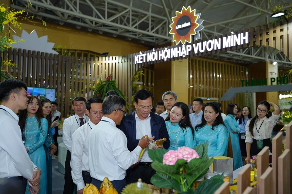 Lâm Đồng thu hút hàng nghìn khách tham quan tại Hội chợ Mùa thu 2025 - ảnh 1