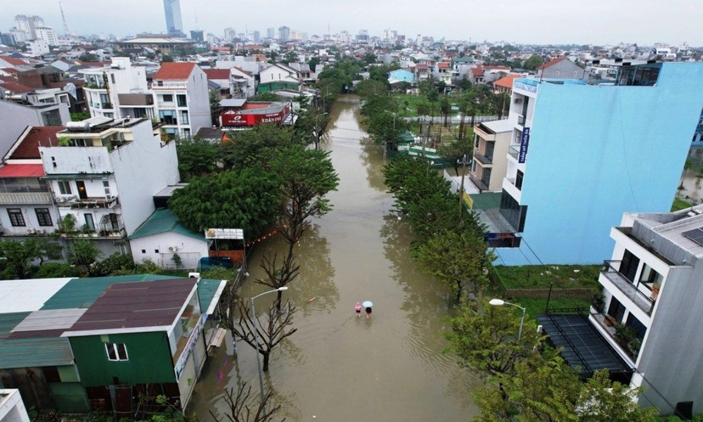 Lũ trên các sông miền Trung tiếp tục lên cao, vượt báo động 3 - ảnh 1