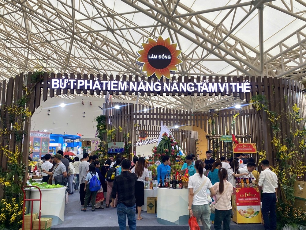 Lâm Đồng thu hút hàng nghìn khách tham quan tại Hội chợ Mùa thu 2025 - ảnh 4
