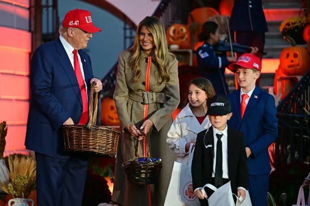 Vợ chồng Tổng thống Trump tổ chức tiệc Halloween tại Nhà Trắng cho trẻ em - ảnh 1