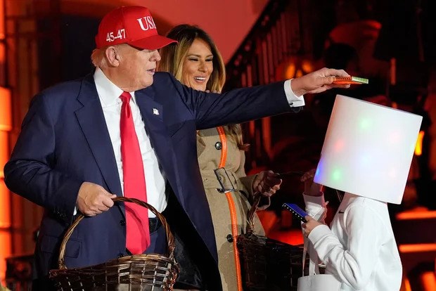 Vợ chồng Tổng thống Trump tổ chức tiệc Halloween tại Nhà Trắng cho trẻ em - ảnh 2