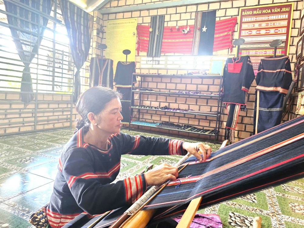  Những người phụ nữ gìn giữ “mạch sống” thổ cẩm Gia Lai - ảnh 1