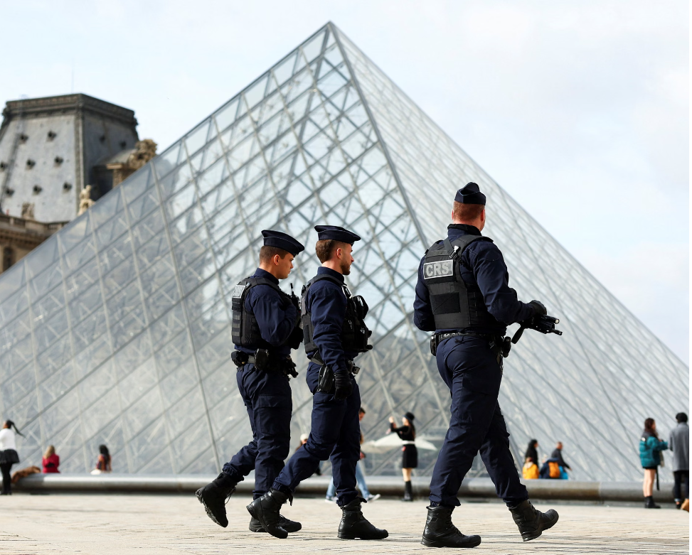 Vụ trộm Bảo tàng Louvre không phải do nhóm tội phạm có tổ chức thực hiện - ảnh 1