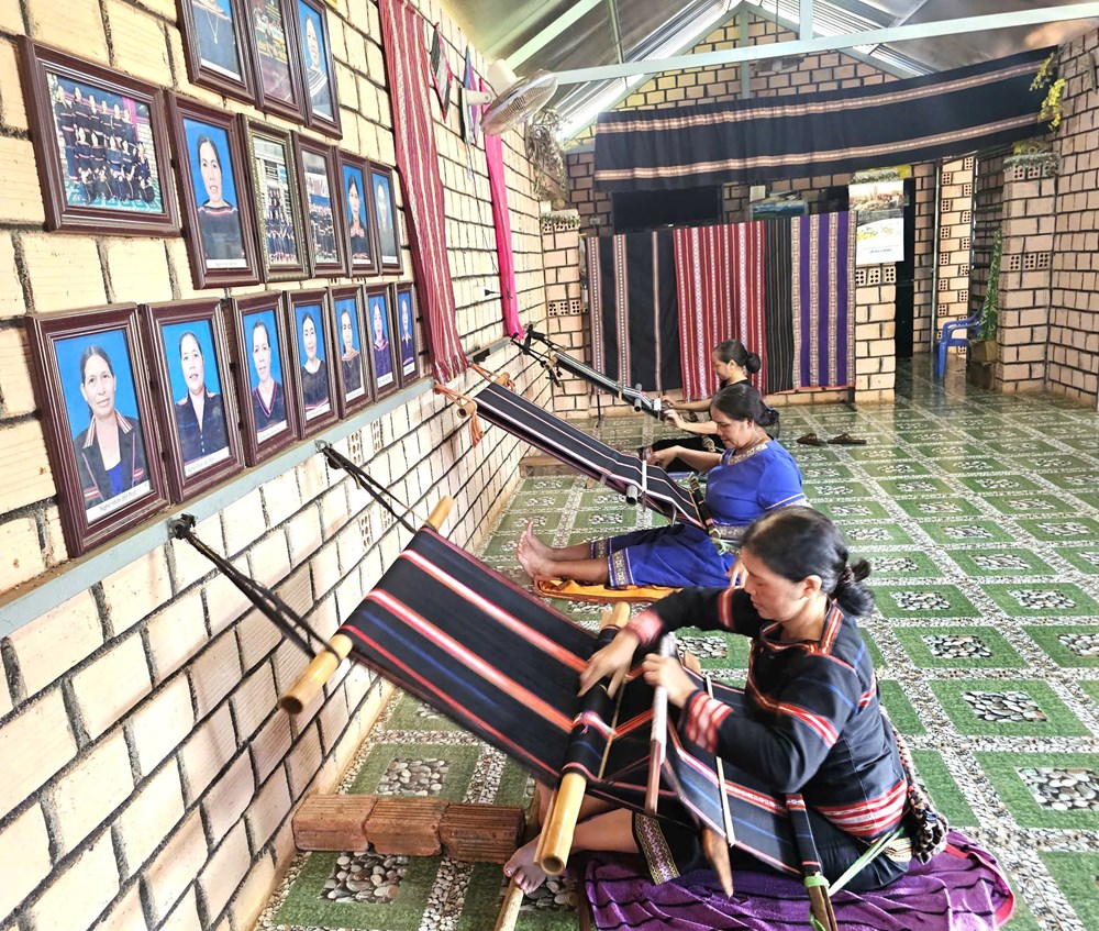  Những người phụ nữ gìn giữ “mạch sống” thổ cẩm Gia Lai - ảnh 2