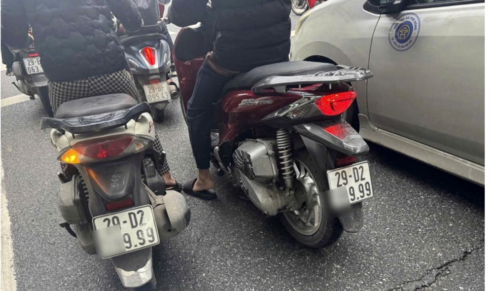 Hai xe SH trùng biển ở Hà Nội bị xử phạt thế nào? - ảnh 1