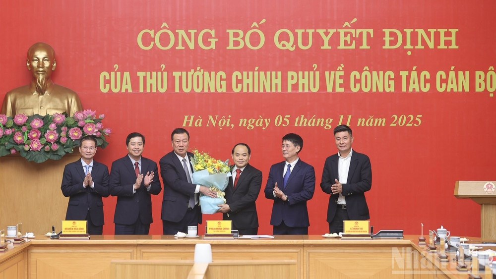 Công bố quyết định của Thủ tướng Chính phủ về công tác cán bộ - ảnh 4