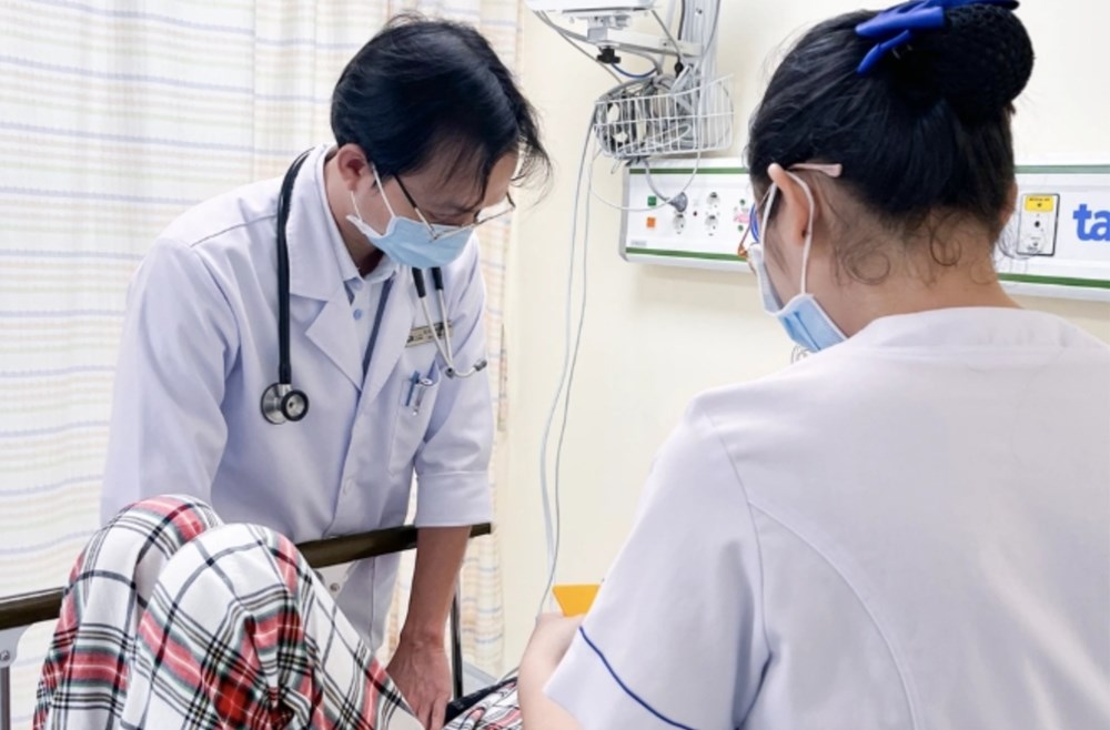 Hàng chục người nghi ngộ độc thực phẩm sau khi ăn bánh mì ở TP HCM - ảnh 1