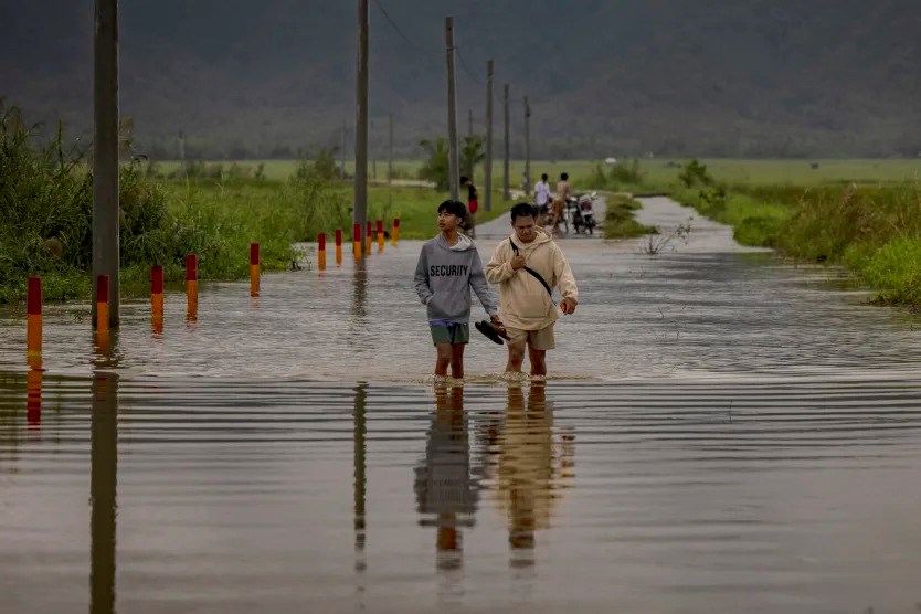 Philippines tan hoang, chìm trong lũ lụt - ảnh 2