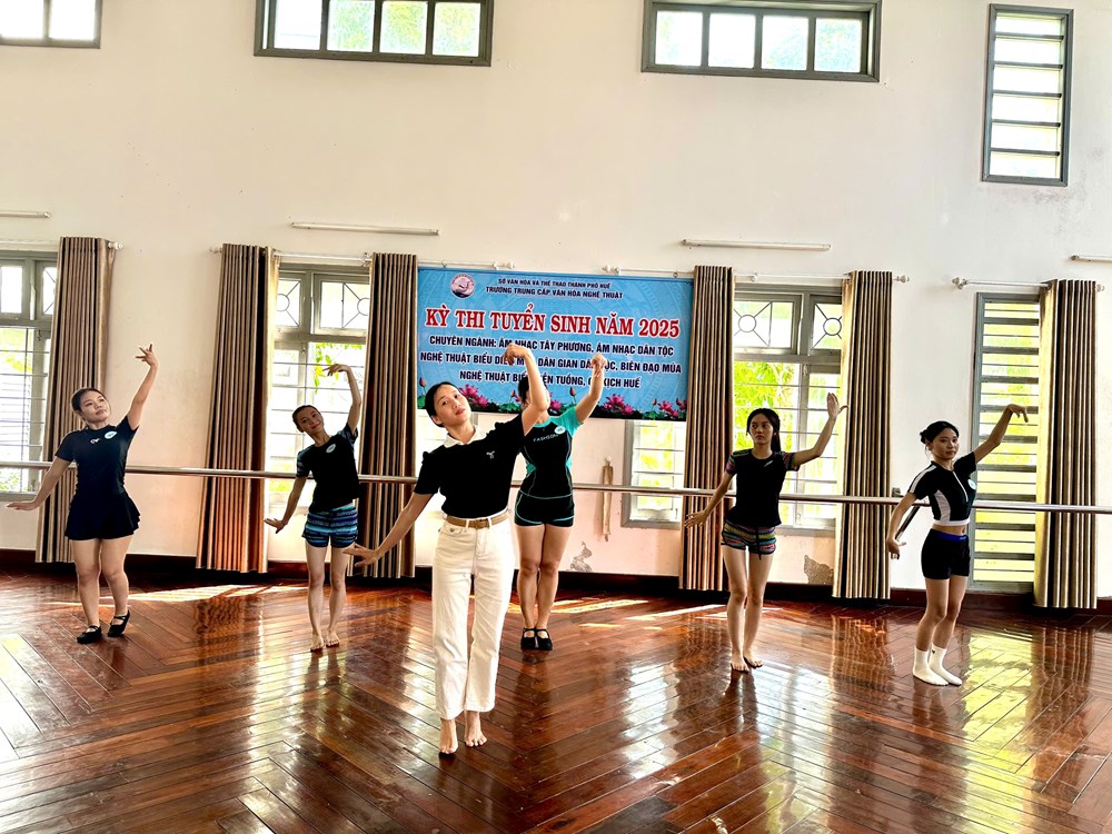 Sân khấu Cố đô vắng bóng nghệ sĩ trẻ - ảnh 1