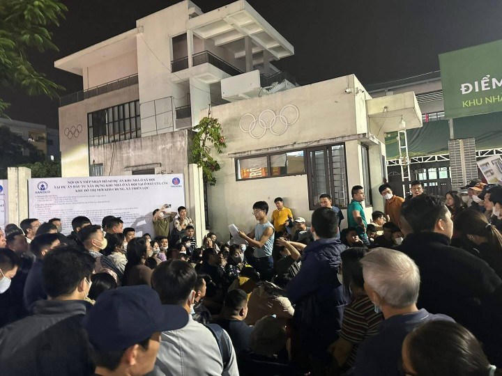 Hỗn loạn cảnh nộp hồ sơ nhà ở xã hội tại CT3 - CT4 Kim Chung - ảnh 1