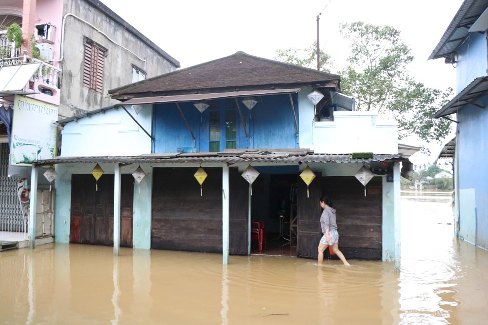 Mưa lũ, sạt lở liên tiếp “đè” lên miền Trung - ảnh 2