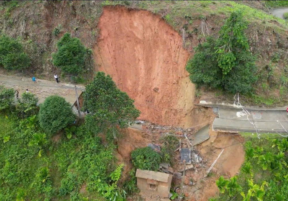 Mưa lũ, sạt lở liên tiếp “đè” lên miền Trung - ảnh 4
