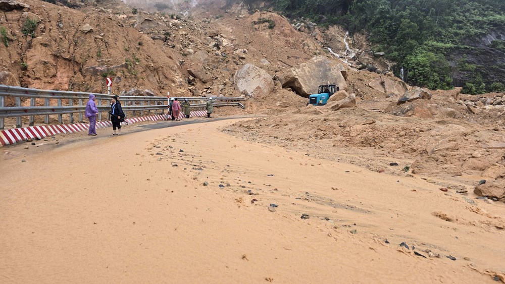 Mưa lũ, sạt lở liên tiếp “đè” lên miền Trung - ảnh 3