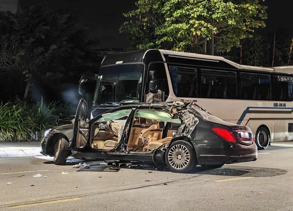 Tranh cãi nguyên nhân vụ va chạm giữa Maybach S600 và xe khách - ảnh 1