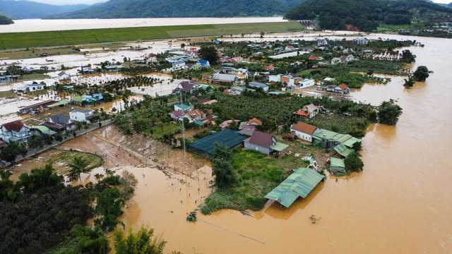 Mưa lũ tại miền Trung bao giờ mới chấm dứt? - ảnh 1