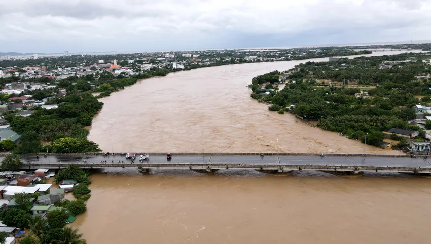 Lũ trên các sông miền Trung và Đồng Nai vẫn ở mức cao, cảnh báo rủi ro thiên tai cấp độ 3 - ảnh 1