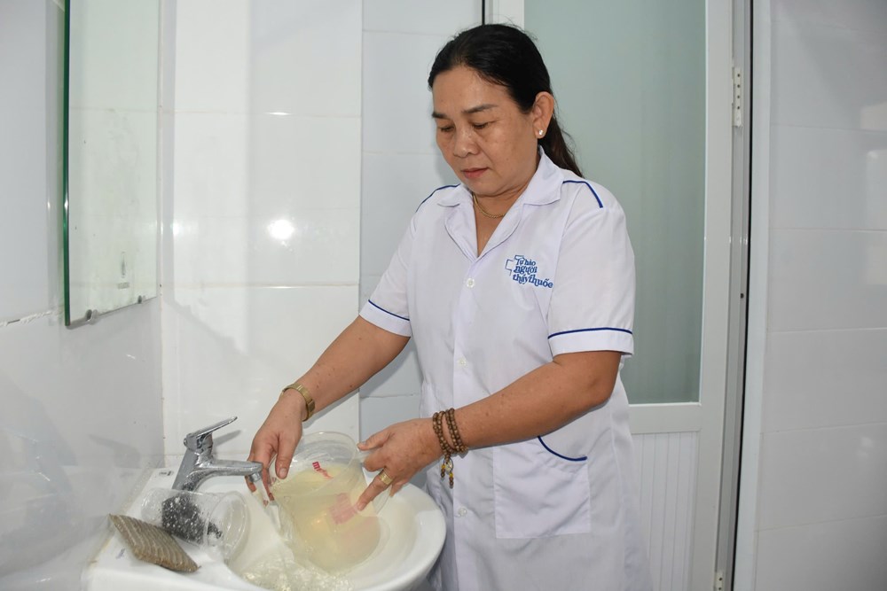  Trạm y tế đạt chuẩn quốc gia phải mua nước đóng chai để rửa dụng cụ y tế - ảnh 1