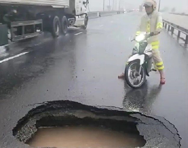 Xuất hiện “hố tử thần” cùng dòng nước xoáy lạ trên quốc lộ 1 đoạn qua tỉnh Đắk Lắk - ảnh 1