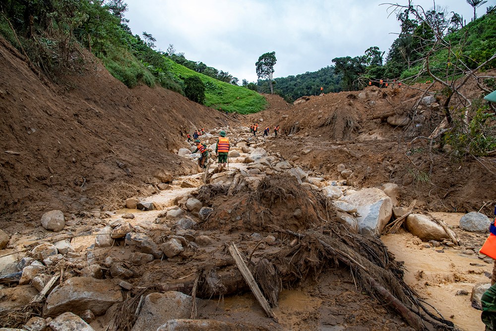 Lực lượng chức năng vượt vùng nguy hiểm tìm nạn nhân sạt lở tại Đà Nẵng - ảnh 1