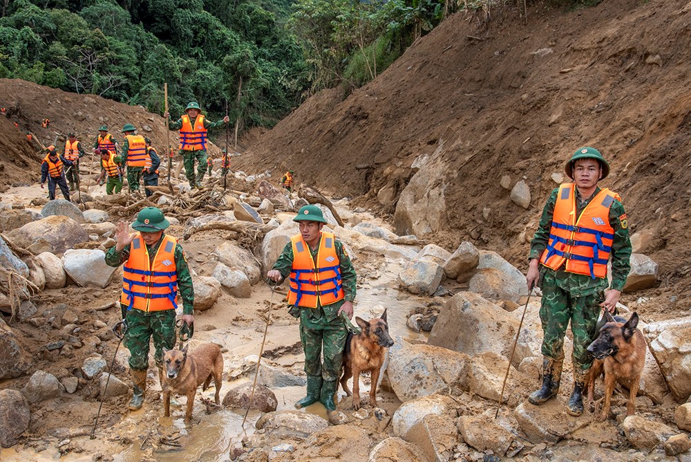 Lực lượng chức năng vượt vùng nguy hiểm tìm nạn nhân sạt lở tại Đà Nẵng - ảnh 2