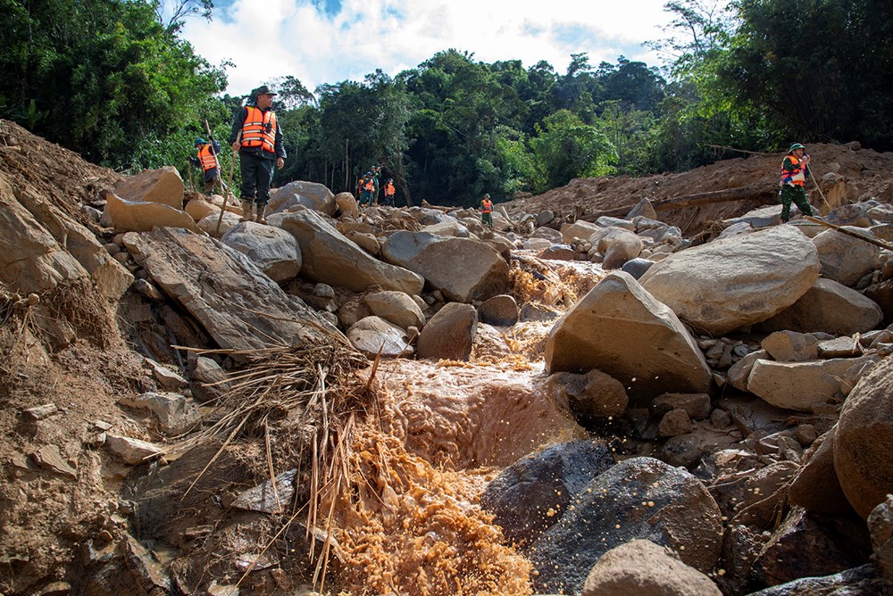 Lực lượng chức năng vượt vùng nguy hiểm tìm nạn nhân sạt lở tại Đà Nẵng - ảnh 4