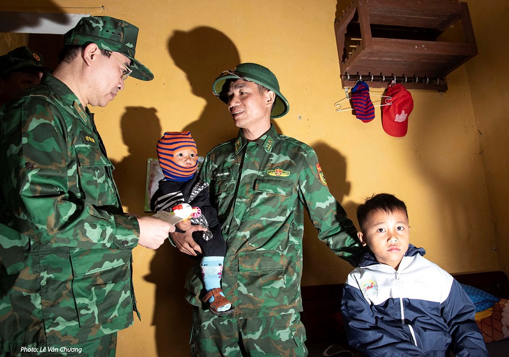 Lực lượng chức năng vượt vùng nguy hiểm tìm nạn nhân sạt lở tại Đà Nẵng - ảnh 5