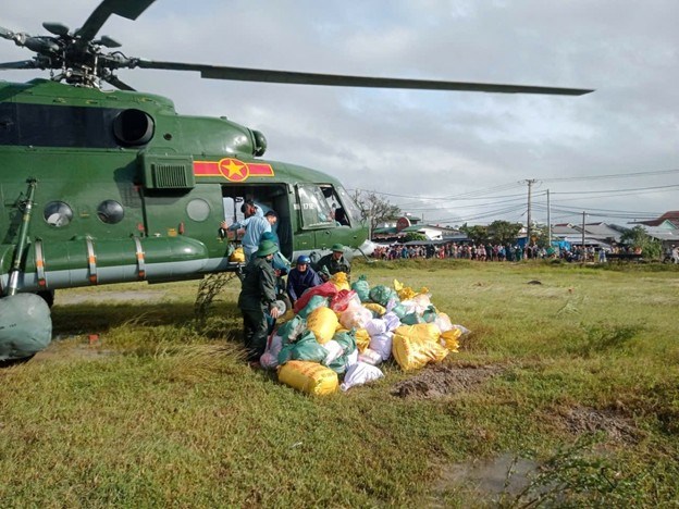 Trực thăng và UAV tiếp tế khẩn cấp cho vùng bị cô lập trong tâm lũ - ảnh 1