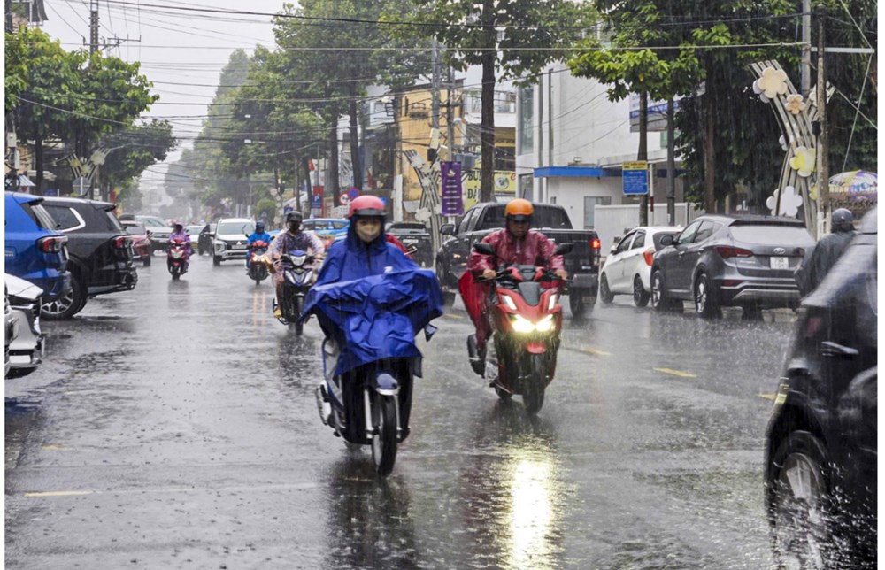 Áp thấp nhiệt đới vào Biển Đông, bão số 15 Koto sẽ gây mưa lớn tại các khu vực miền Trung - ảnh 1