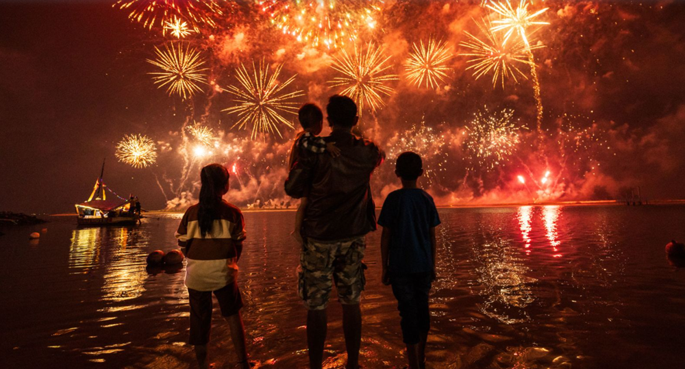 Bức tranh đón năm mới đầy sắc màu trên thế giới - ảnh 2