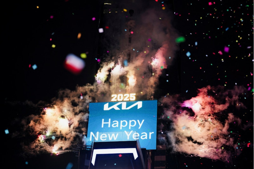 Bức tranh đón năm mới đầy sắc màu trên thế giới - ảnh 1