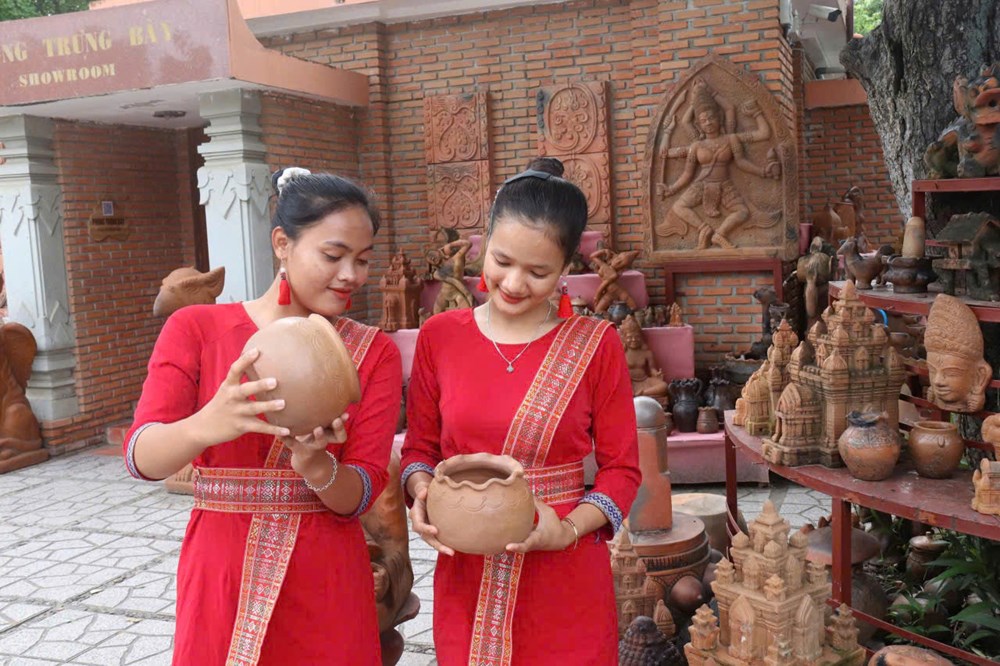 Đưa di sản gốm Chăm ra khỏi “cần bảo vệ khẩn cấp” - ảnh 2