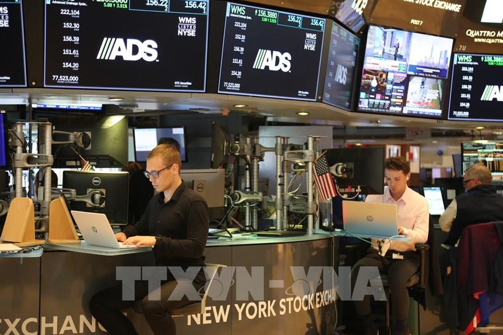 Phố Wall tăng điểm sau quyết định hạ lãi suất của Fed - ảnh 1