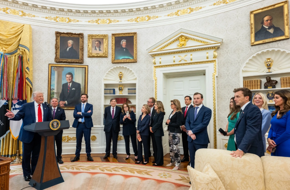 Những nhân vật có mức lương cao nhất tại Nhà Trắng - ảnh 1