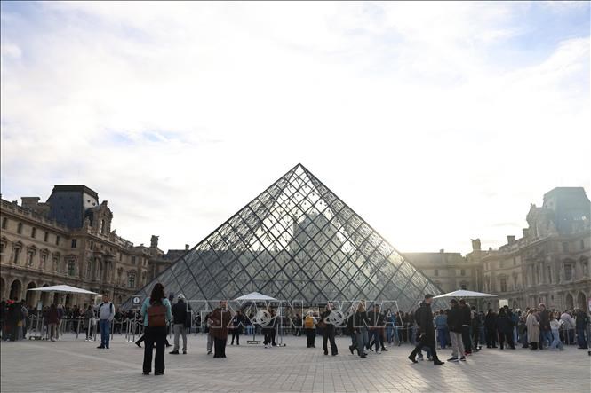 Pháp: Bảo tàng Louvre tạm đóng cửa - ảnh 1