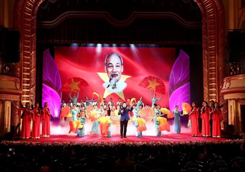 Hình mẫu tiên phong trong đổi mới nghệ thuật biểu diễn - ảnh 1