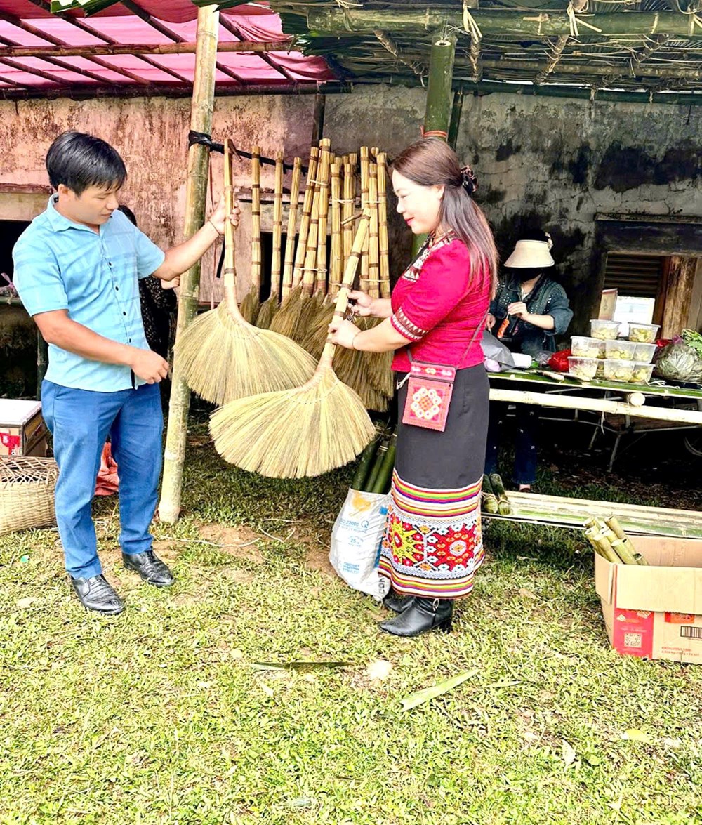  Phiên chợ Mường Chon “đánh thức” núi rừng - ảnh 2