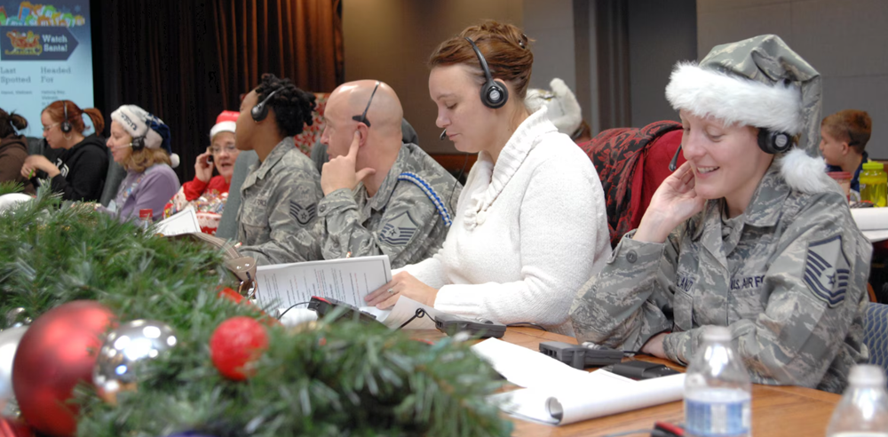 Bộ Tư lệnh Phòng không Bắc Mỹ duy trì truyền thống “theo dõi” hành trình Ông già Noel suốt 70 năm - ảnh 2