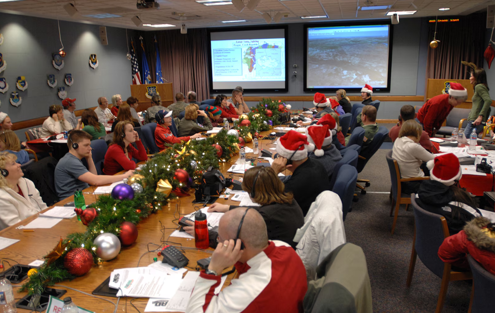 Bộ Tư lệnh Phòng không Bắc Mỹ duy trì truyền thống “theo dõi” hành trình Ông già Noel suốt 70 năm - ảnh 3