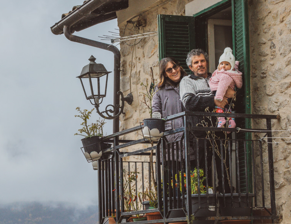 Ngôi làng Italia ăn mừng sự ra đời của em bé đầu tiên sau 30 năm - ảnh 1