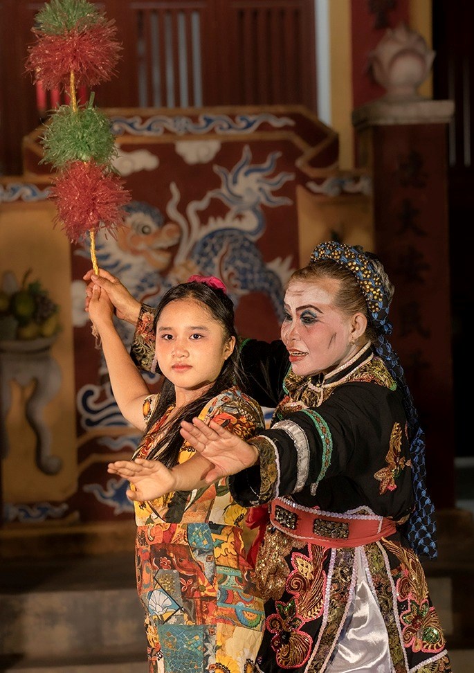  Gánh tuồng gia đình nơi phố cổ Hội An - ảnh 2