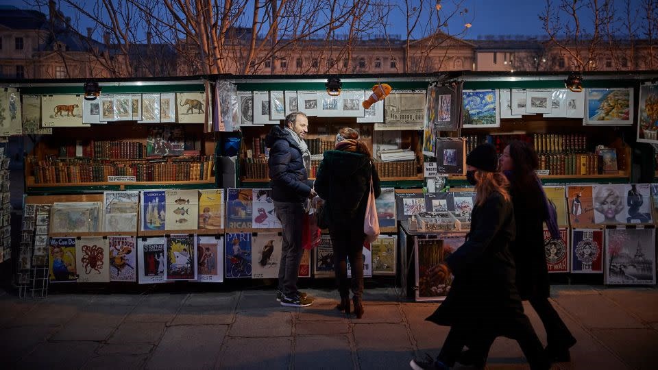 Chợ sách cũ Paris và hành trình gần 5 thế kỷ bên dòng Seine - ảnh 2